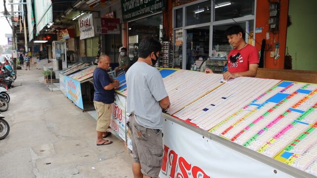 ร้านขายลอตเตอรี่อุดรโอดยังเหลือเต็มแผงเพราะเดือนนี้มี28วัน  