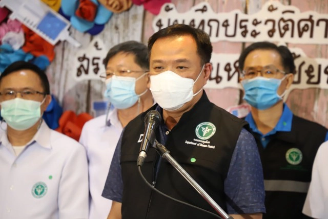 "อนุทิน" รุดเยี่ยมชมการฉีดวัคซีนโควิด-19 ที่รพ.สมุทรสาคร ยันวัคซีนมาตรฐานสูงทุกโดส