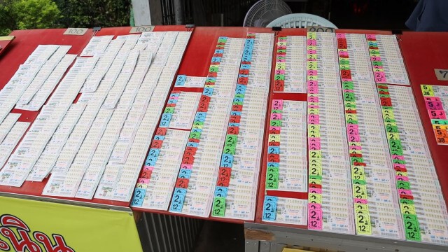 ร้านขายลอตเตอรี่อุดรโอดยังเหลือเต็มแผงเพราะเดือนนี้มี28วัน  