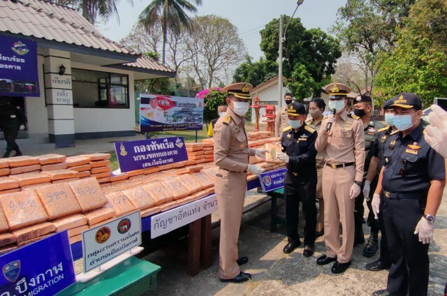 นรข.สนธิกำลังยึดกัญชา 600 แท่งมูลค่า 6 ล้านที่ริมโขง