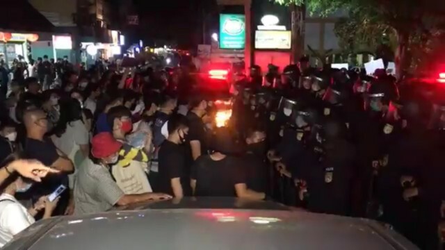 ม็อบขอนแก่นพรึบหน้าโรงพัก จี้ ตร.ขอโทษเหตุสลายชุมนุม