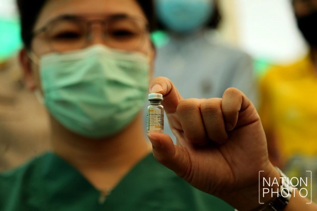 ผอ.ศูนย์สุขภาพฯ ประเดิมฉีดวัคซีนโควิด-19 เข็มแรก