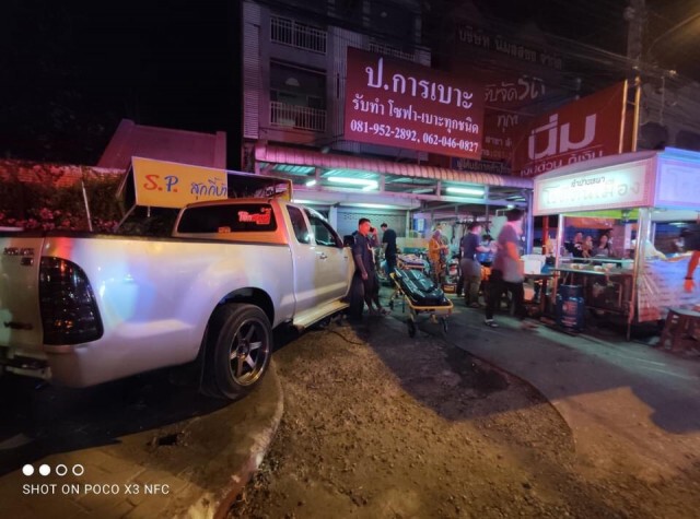 หนุ่มเมียนมา ซิ่งกระบะพุ่งชนร้านค้าริมทางเจ็บ 5 ราย