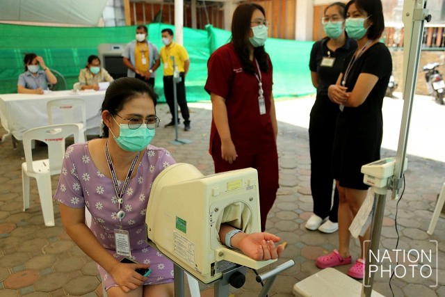 ผอ.ศูนย์สุขภาพฯ ประเดิมฉีดวัคซีนโควิด-19 เข็มแรก