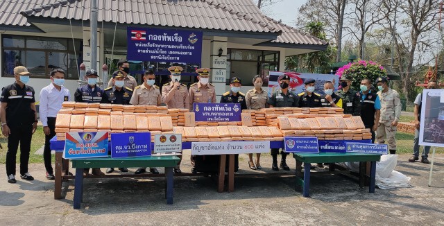 นรข.สนธิกำลังยึดกัญชา 600 แท่งมูลค่า 6 ล้านที่ริมโขง