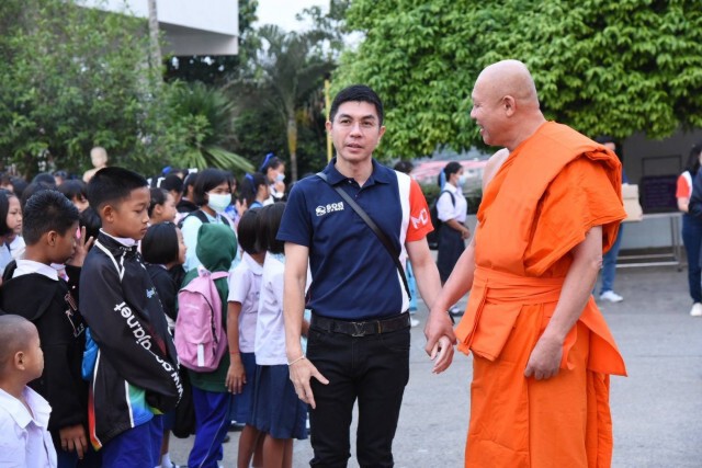 ธอส.ส่งมอบรถนักเรียนช่วยเยาวชนในอุปถัมภ์วัดห้วยปลากั้ง จ.เชียงราย