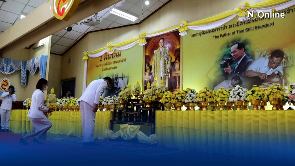 ถวายเครื่องราชสักการะแด่ในหลวงร.9พระบิดาแห่งมาตรฐานการช่างไทย ถวายเครื่องราชสักการะแด่ในหลวงร.9พระบิดาแห่งมาตรฐานการช่างไทย