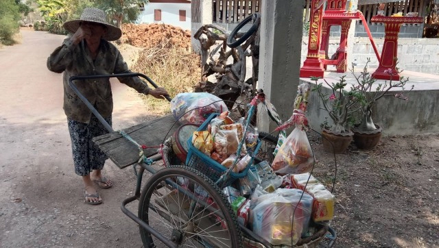ยายสู้ชีวิตวัย 82 ปีเข็นรถขายของยังชีพ