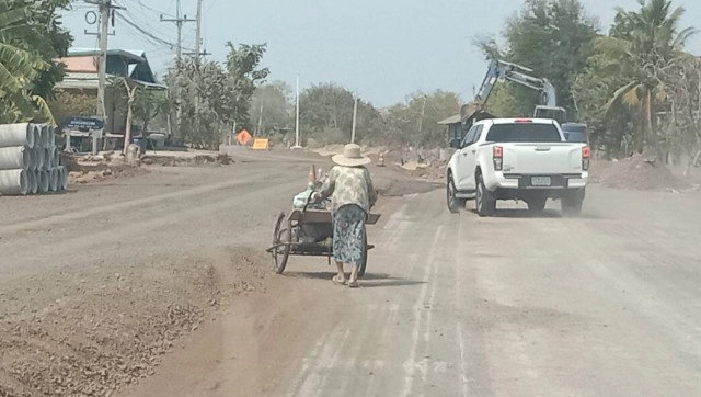 ยายสู้ชีวิตวัย 82 ปีเข็นรถขายของยังชีพ