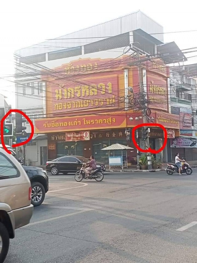 สัญญาณไฟเขียวขึ้นพร้อมกันชนสนั่น 2 วันซ้อน