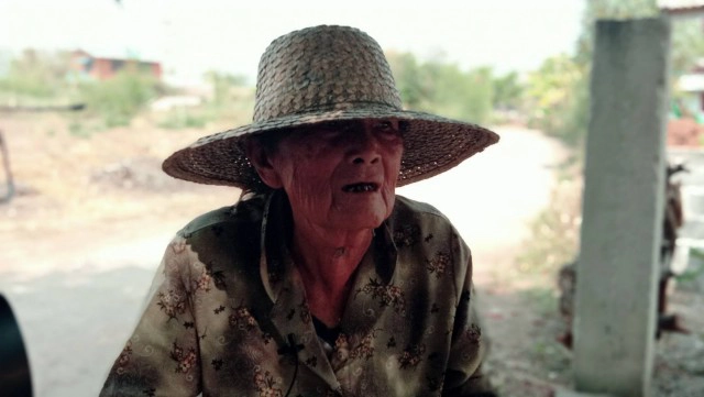 ยายสู้ชีวิตวัย 82 ปีเข็นรถขายของยังชีพ