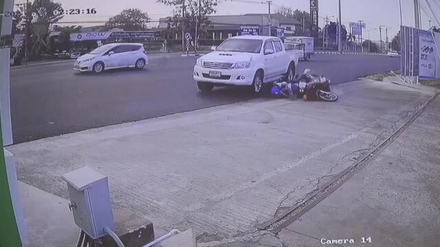 ประณามลุงใจร้ายปาดหน้าเบียดจยย.ล้มแต่ไม่ช่วย