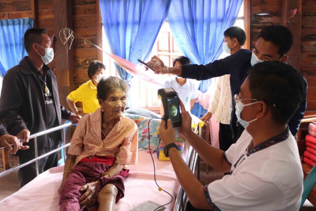 นายอำเภอลุยเองรับลงทะเบียนเราชนะกลุ่มเปราะบาง