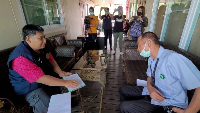 ผงะพบแมลงสาบในขวดน้ำจิ้มบ๊วย