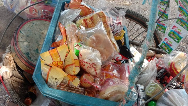 ยายสู้ชีวิตวัย 82 ปีเข็นรถขายของยังชีพ