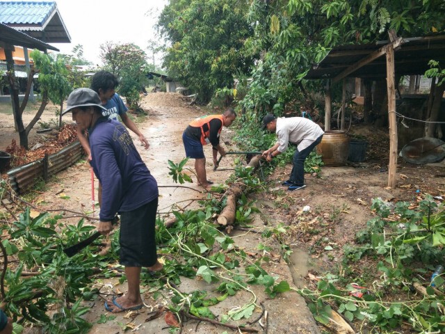 พายุพัดบ้านเรือนพัง ต้นไม้หักโค่นสายไฟฟ้าขาด