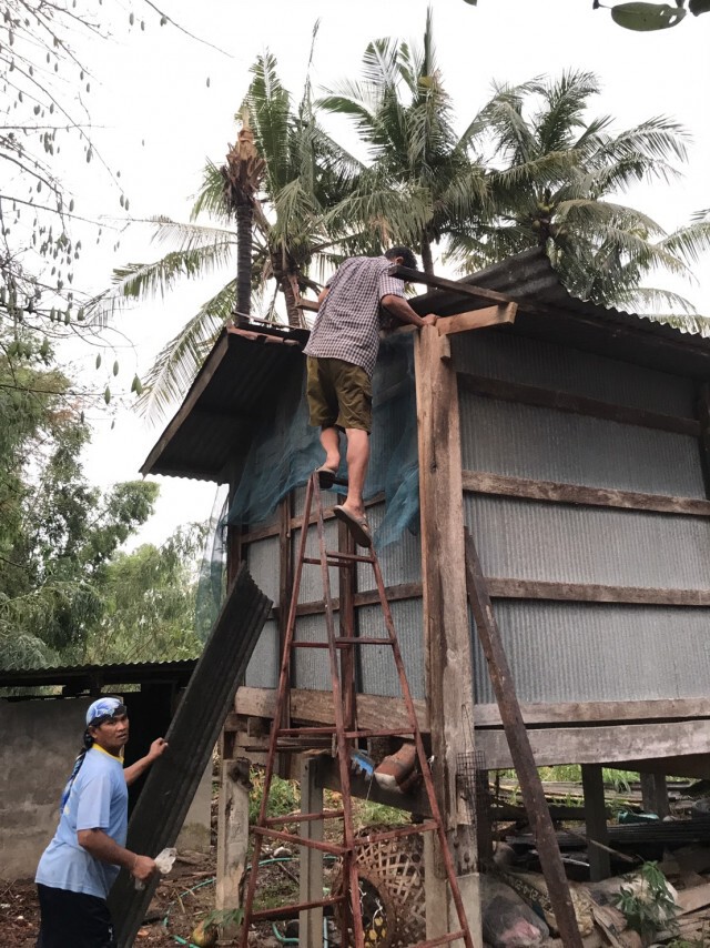 พายุพัดบ้านเรือนพัง ต้นไม้หักโค่นสายไฟฟ้าขาด