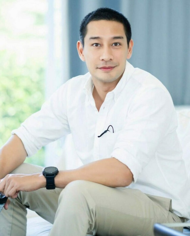 "ป้อง ณวัฒน์" ทวีตภาพสะพานลอยชำรุด เตือนอย่าวิจารณ์ เดี๋ยวถูกไล่