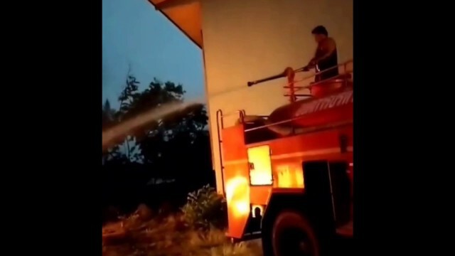 ระบบไฟฟ้ารถยนต์ขัดข้องไฟลุก หนีได้ทันรอดหวุดหวิด