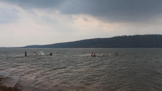 ชวนเที่ยวเล่นน้ำคลายร้อน  ที่หาดจอมทอง ทะเลน้ำจืดครบุรี