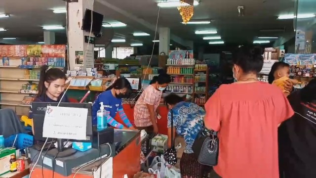 ชาวบ้าน บ้านผือแห่ใช้สิทธิ์เราชนะแน่นร้าน