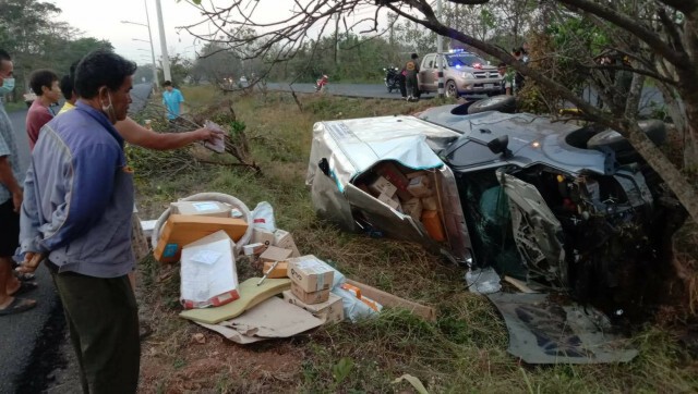 กระบะพลิกคว่ำตกร่องกลางถนน-โชคดีแค่เจ็บ