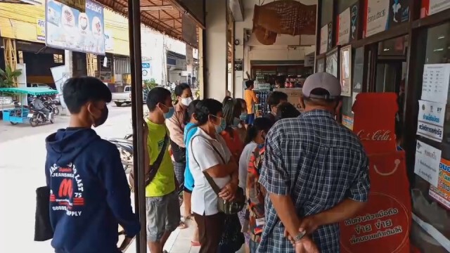 ชาวบ้าน บ้านผือแห่ใช้สิทธิ์เราชนะแน่นร้าน