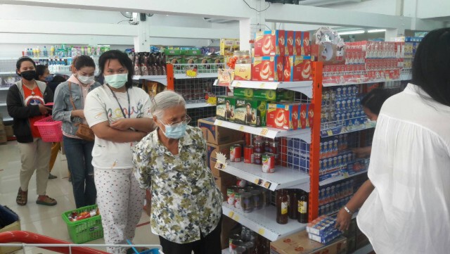 กลุ่มผู้สูงอายุแห่ใช้สิทธิ์"เราชนะ"คึกคัก