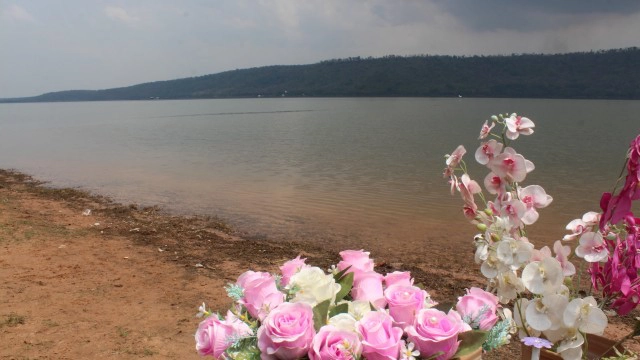 ชวนเที่ยวเล่นน้ำคลายร้อน  ที่หาดจอมทอง ทะเลน้ำจืดครบุรี