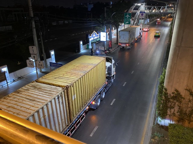 วางตู้คอนเทนเนอร์บล็อกราบ 11 รับมือม็อบวันนี้