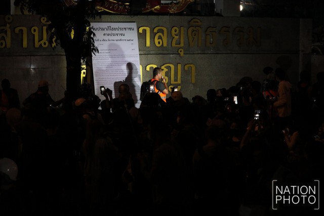 ม็อบ ถึงศาลอาญาแล้ว เผาขยะหน้าศาล เรียกร้องปล่อย 4 แกนนำ