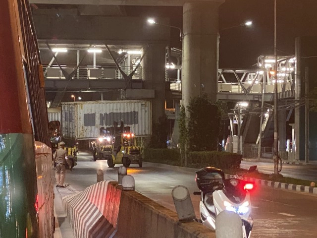 วางตู้คอนเทนเนอร์บล็อกราบ 11 รับมือม็อบวันนี้