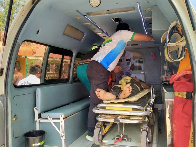 หนุ่มช่างไฟพลาด ถูกไฟช็อตตกจากเสา2เมตร สาหัส