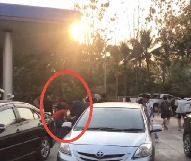 วัยรุ่นใจร้อนยกพวกตะลุมบอนกลางปั๊ม หลังเขม่นกันกลางสายน้ำ