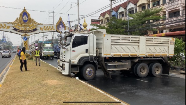 ฝนตกถนนลื่นพ่วง 18 ล้อชนขวางถนน
