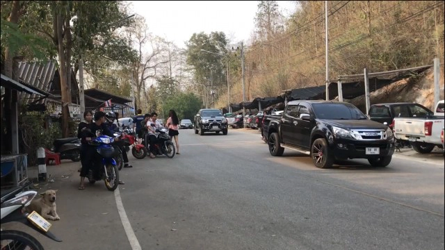 วัยรุ่นใจร้อนยกพวกตะลุมบอนกลางปั๊ม หลังเขม่นกันกลางสายน้ำ