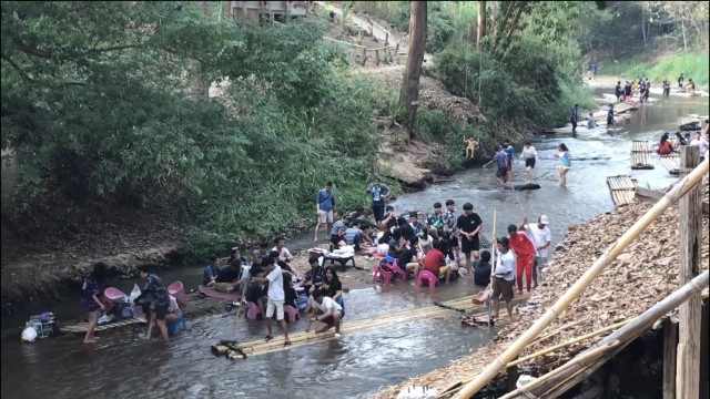 วัยรุ่นใจร้อนยกพวกตะลุมบอนกลางปั๊ม หลังเขม่นกันกลางสายน้ำ