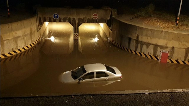ฝนตกไฟฟ้าดับ เก๋งไม่ชินทางลอดอุโมงค์น้ำท่วมเกือบมิดคัน