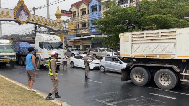 ฝนตกถนนลื่นพ่วง 18 ล้อชนขวางถนน