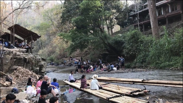 วัยรุ่นใจร้อนยกพวกตะลุมบอนกลางปั๊ม หลังเขม่นกันกลางสายน้ำ