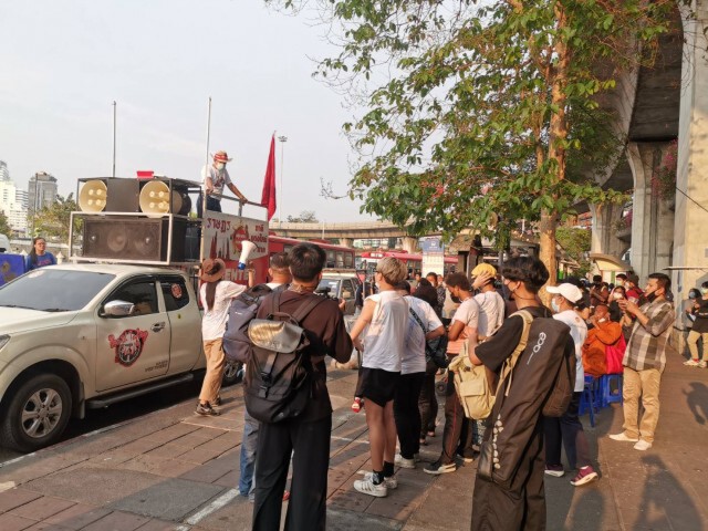 ‘ราษฎร’ จัดกิจกรรมปราศรัย-เขียนป้ายผ้า เรียกร้อง ปล่อยตัวแกนนำ ที่อนุสาวรีย์ชัยสมรภูมิ