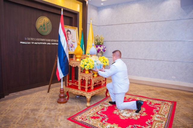 ในหลวงพระราชทานกระเช้าของขวัญให้  ร.อ.ธรรมนัส พรหมเผ่า