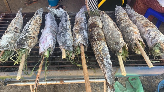 ส้มตำลีลาแข่งกินปลาช่อนรสดีข้าวจี่รสเด็ด