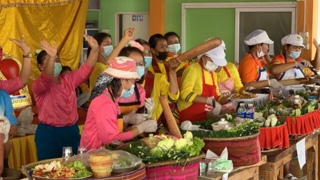 ส้มตำลีลาแข่งกินปลาช่อนรสดีข้าวจี่รสเด็ด