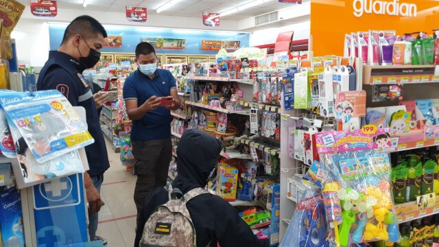 หนุ่มผมทองตกงาน-ฉกของเซเว่นฯ