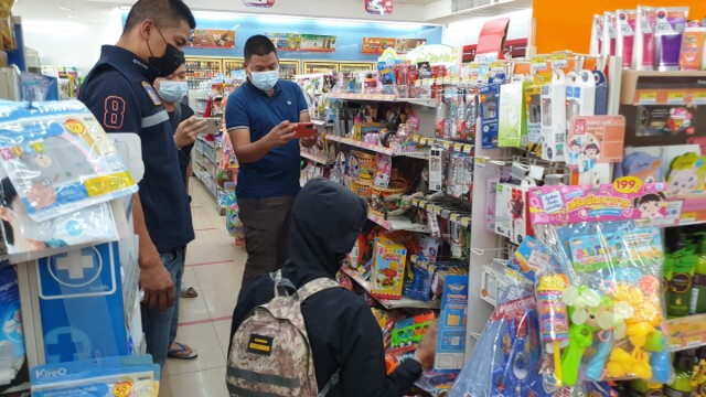 หนุ่มผมทองตกงาน-ฉกของเซเว่นฯ