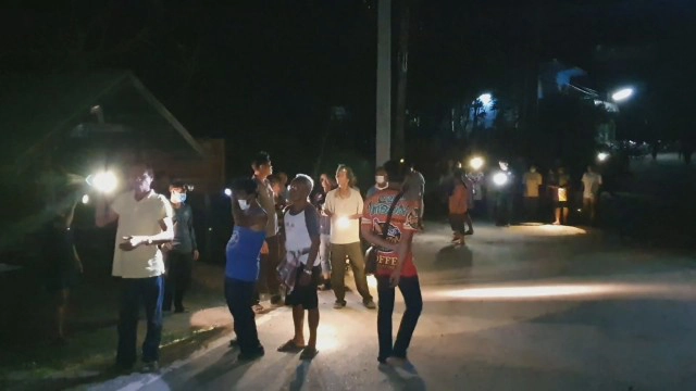 ร้องกรมทางหลวง ขอไฟส่องสว่างทางเข้าออกหมู่บ้าน