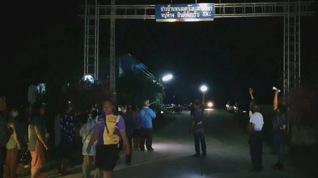 ร้องกรมทางหลวง ขอไฟส่องสว่างทางเข้าออกหมู่บ้าน