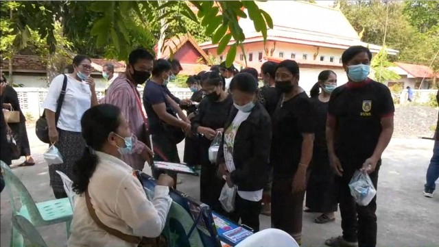 แผงหวยสะเทือนทั้งวัด แห่ซื้อเลขน้องไนท์ตะโกนบอก