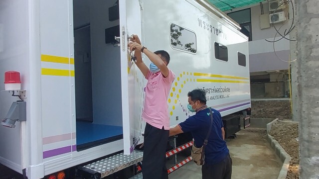 ส่งมอบรถพระราชทานตรวจโควิด-รู้ผลภายใน3ชม.
